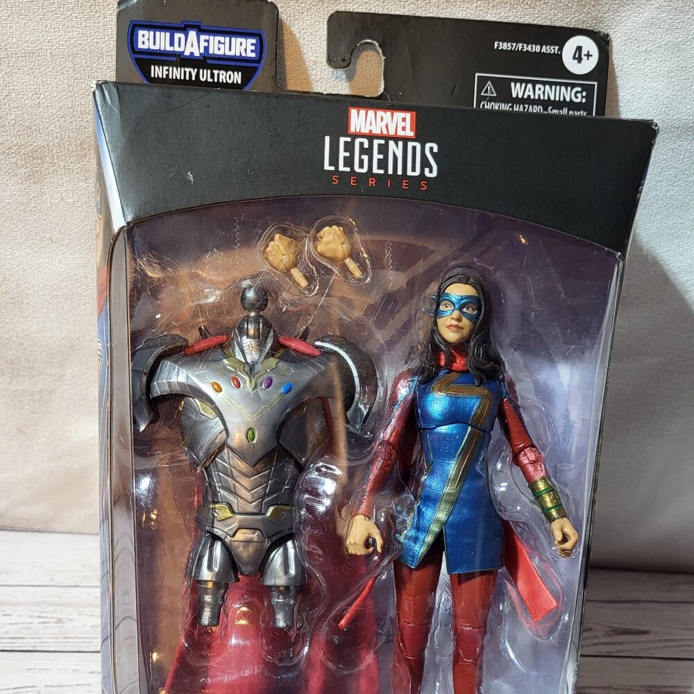 ( New) Hasbro Legends series Ms. Marvel - Picture 4 of 6